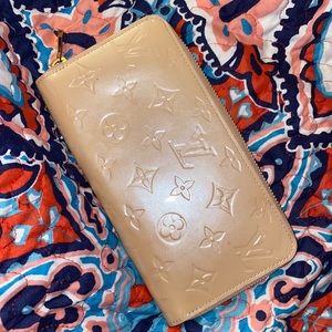 Authentic Louis Vuitton zippy wallet
